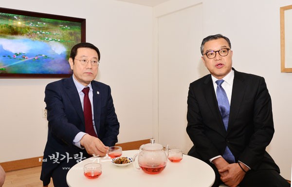 차 담화를 하고 있는(좌로부터) 이용섭 광주시장과 김윤기 대표(우)
