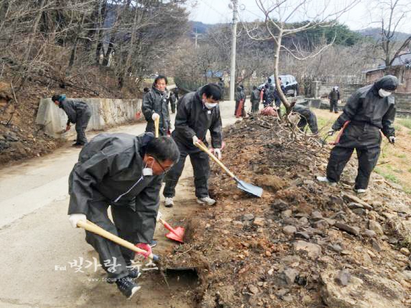 ▲ 강원도 화재현장을 찾아 봉사활동을 하고 있는 광주 자원봉사회 회원들