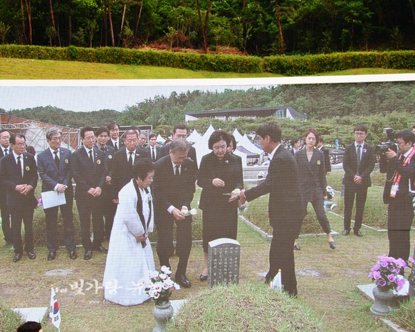 ▲ 국립5.18민주묘지를 참배하고 있는 문재인대통령과 김정숙 여사 (영상화면촬영)