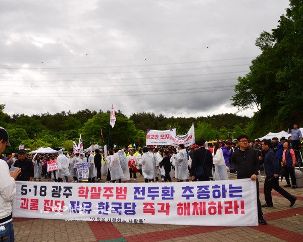 ▲ 황규안 자유한국당 대표를 규탄하고 있는 유가족과 광주시민들