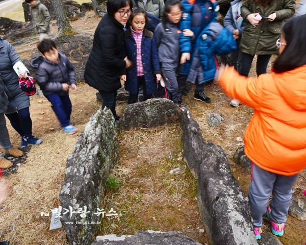 ▲ 화순 고인돌 유적지를 탐사하고 있는 학생들 (자료사진)