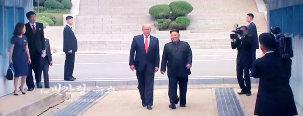 ▲ 남북 군사분계선을 넘나들고 있는 드럼프 미 대통령과 김정은 북한 국무위원장. (출처 ;  (KBS. YTN  화면 촬영)