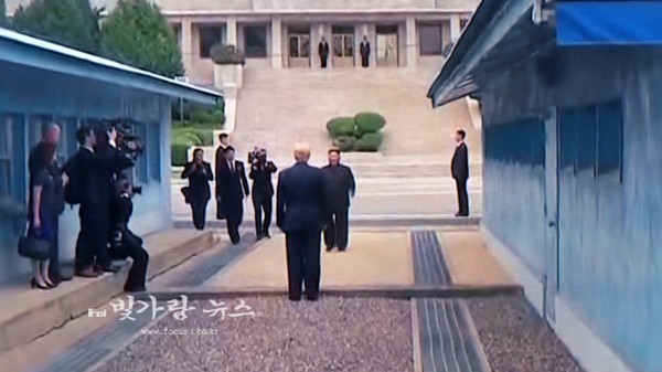 ▲ 남북 군사분계선 앞에서 김정은 위원장을 기다리고 있는 트럼프 미 대통령