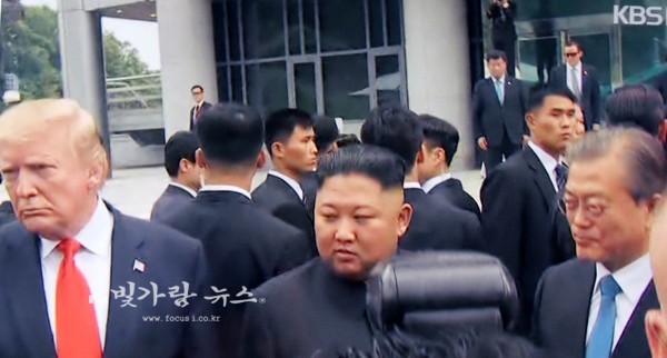▲ DMZ에서 첫 만남의 시간을 함께하고 있는 (좌로부터) 트럼프 미 대통령, 김정은 북한 국무위원장, 문재인 대통령