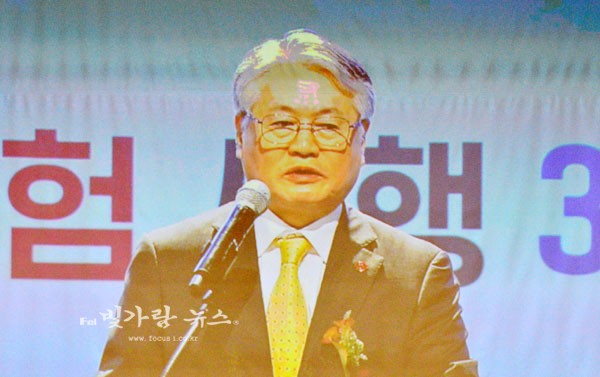 ▲ 영상 축하 메시지를 발표하고 있는 김용길 건강보험 이사장