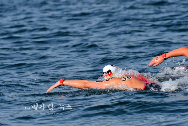 ▲ 여자 Km 오픈워터 수영경기에 출전한 선수가 전력을 다해 헤엄치고 있다.