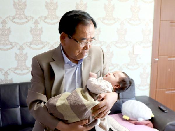 ▲ 아기를 안고 있는 김준성 영광군수
