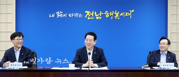 ▲ 실국장 회의를 주재하고 있는 김영록 지사(중앙)