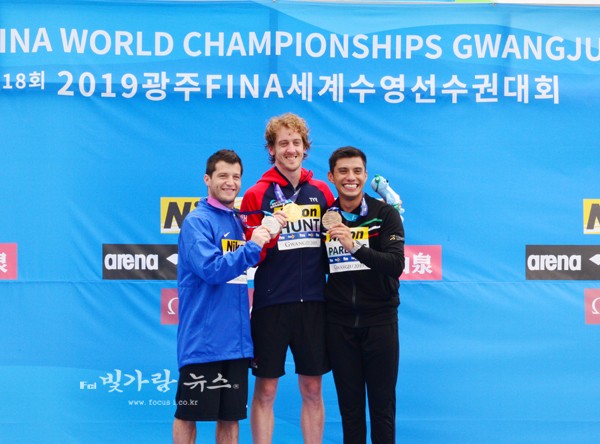 ▲ 우정의 한컷 (좌로부터) 은메달 미국 스티브 로뷰(USA LO BUE Steve), 금메달 영국 개리 헌트(GBR HUNT Gary), 동메달 맥시코 조나단 파레디스 (MEX PAREDES Jonathan)선수