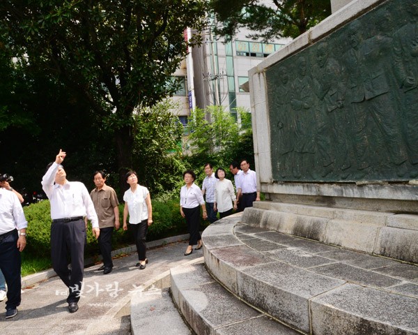 ▲ 기념탑에 대해 설명하고 있는 김성 이사장