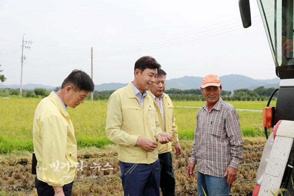 ▲ 추수현장에서 농민을 위로 격려하고 있는 김철우 보성군수 (보성군제공)