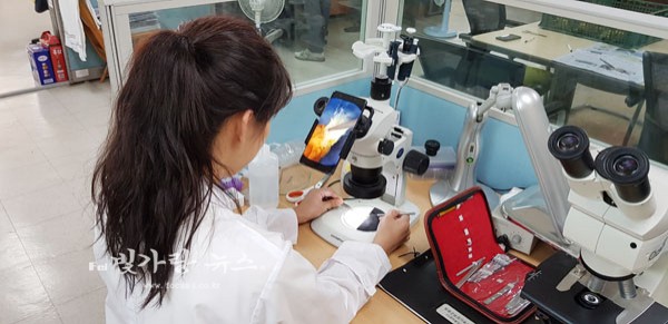 ▲ 현미경검사 서비를 제공하고 있는 함평군 보건소
