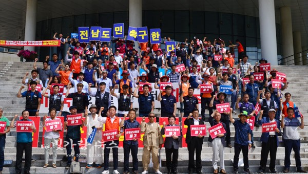 ▲ 아베규탄! 한일군사협정 폐기를 촉구하고 있는 전남시국회의 회원들