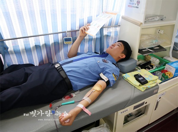 ▲ 헌혈을 하고 있는 여수해경 (여수해경제공)