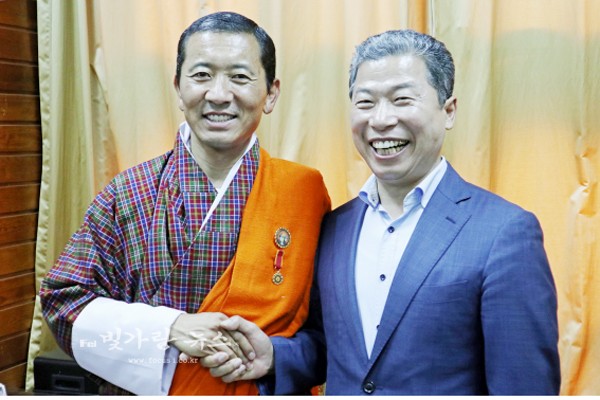 ▲ 서대석 서구청장이 부탄의 로태 체링(Lotay Tshering) 국무총리와 면담을 갖고, 부탄의 국민총행복정책에 대해 배우고 논의하는 등 알찬 연수의 시간을 가졌다. (서구제공)