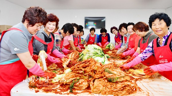 ▲ 김치 담그기를 하고 있는 장성군 여성자원봉사회 회원들