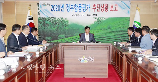 상황 보고회의를 주재하고 있는 김철우 보성군수 (보성군제공)