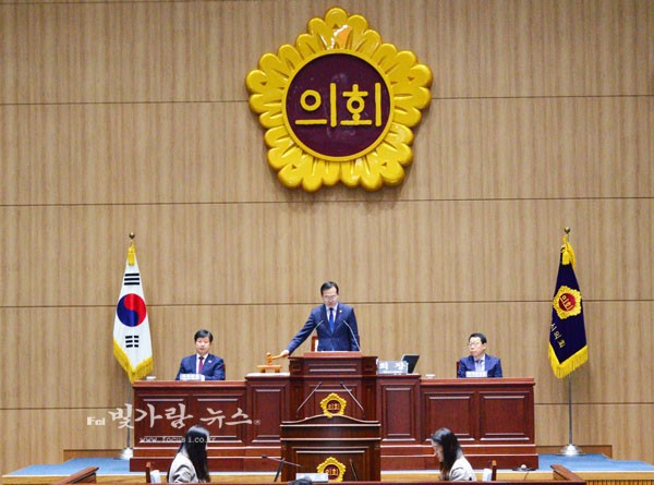 ▲ 제283회 임시회의 사회를 맡아보고 있는 김동찬 의장