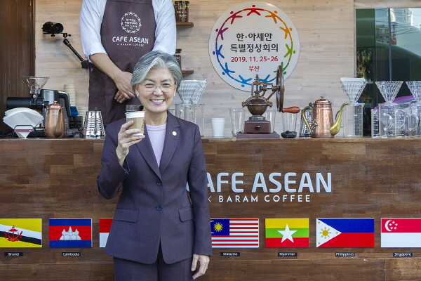 ▲ 2019 한·아세안 특별정상회의 D-30을 기념해 진행되는 광화문 청계광장 ‘카페 아세안(CAFE ASEAN)' 커피트럭 행사에 강경화 외교부장관이 참석하고 있다.