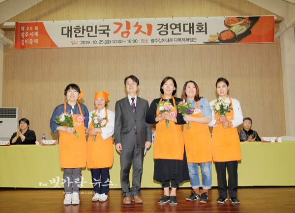 ▲ 대한민국 김치경연대회 시상식 (왼쪽에서 네번째) 대통령상 수상자 장경애 씨