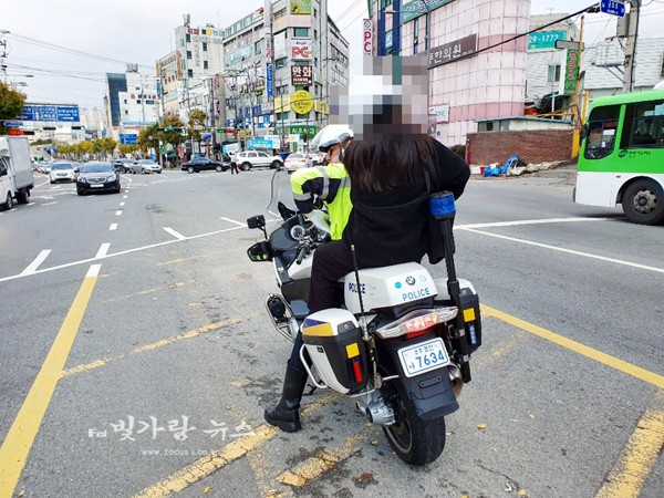 ▲ 수능생을 수송하고 있는 광주경찰 (광주경찰청제공)
