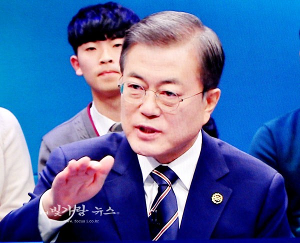 ▲ 국민들의 질문에 답을 하고 있는 문재인 대통령 (KBS TV 화면촬영)