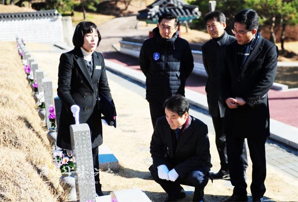 ▲ 국립.518민주묘지를 참배하고 있는 박시종 전 행정관