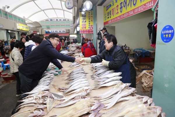 ▲ 재래시장을 찾아 장보기를 하고 있는 김철우 보성군수 (자료사진)