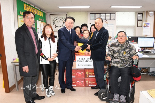 ▲ 광산구장애인협회를 찾아 위문품을 전달하고 있는 김익주 위원장(중앙 좌측)