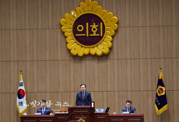 ▲ 제285차 임시회 제1차 본회의 사회를 맡아보고 있는 김동찬 의장