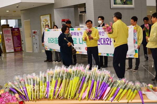 ▲ 광주시청 1층 로비에ㅅ서 직원들에게 장미 꽃 한송이를~~~ 직원들에게 꽃 을 나눠주고 있는 박남언 일자라경제실장 과 직원들