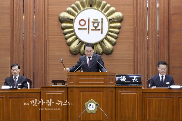 ▲ 개회 선언을 하고 있는 김선용 의장
