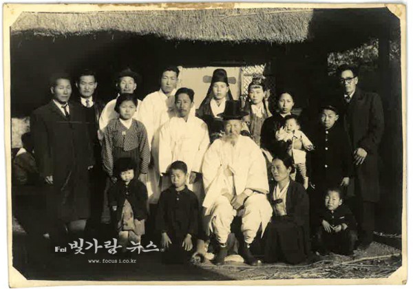 ▲ 최두용 선생(1912~1968)맨 왼쪽 (장흥군제공)