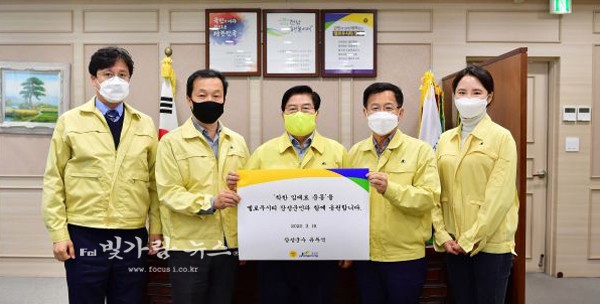 ▲ 착한 임대료 운동" SNS 릴레이 캠페인 참여하고 있는 유두석 장성군수