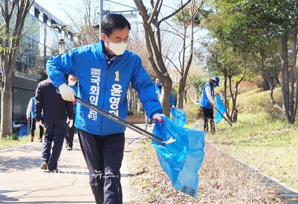 ▲ 신민들과 함께 쓰레기 수거를 겸한 선거운동을 하고 있는 윤영덕 후보