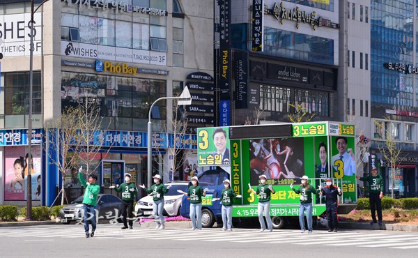 ▲ 광산구 수완동 사거리에서 선거운동을 펼치고 있는 노승일 후보