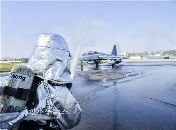 ▲ 공군제1전투비행단 소방구조요원이 항공기를 향해 방수하고 있다.(사진 = 하사 유영열)