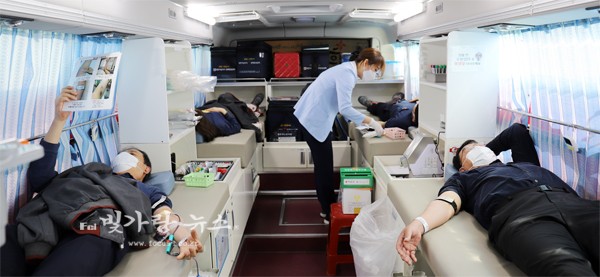 ▲ 4월 22일, 코로나19 극복을 위해 LG화학 나주공장 임직원 약 50여명 헌혈 참여한 LG화학 나주공장 임직원 (나주공장제공)