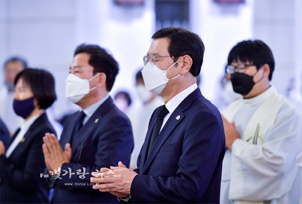 ▲ 미사를 봉헌하고 있는 이용섭 시장과 송갑석 극회의원