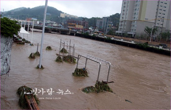 ▲ 폭우로 범람하고 있는 광주천 (자료사진)