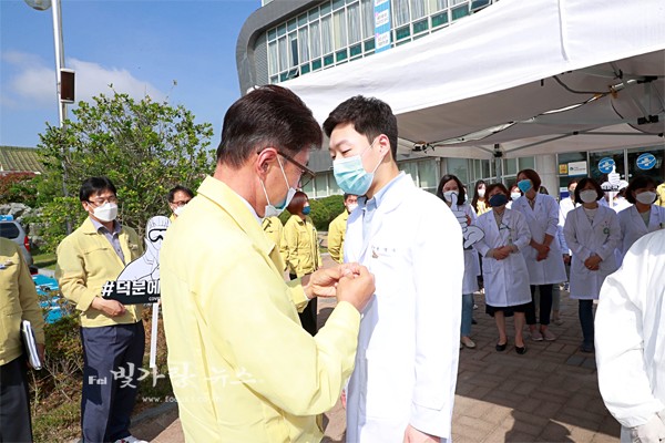 ▲ 덕분에 배지를 의료진에게 달아주고 있는 김철우 보성군수