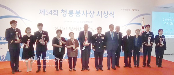 ▲ 수상 후 기념촬영 (왼쪽에서 여섯번째) 김병양 할아버지