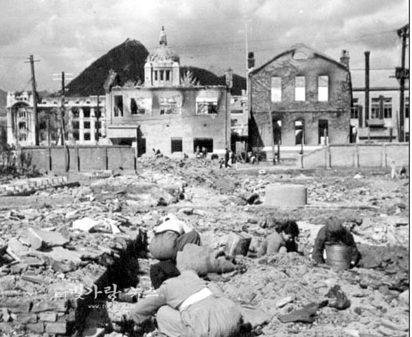 ▲ 6.25 전쟁 당시 폭격으로 폐허간된 서울 중앙청 앞(국가기록원제공)