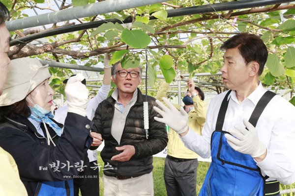 ▲ 과수원을 찾아 농민과 대화를 하고 있는 김철우 보성군수