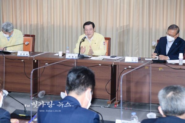 ▲ 공공기관장 회의를 주재하고 있는 이용섭 광주시장