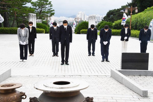 ▲ 광주학생독립운동 기념탑을 참배하고 있는 김용집 의회 의장 일행