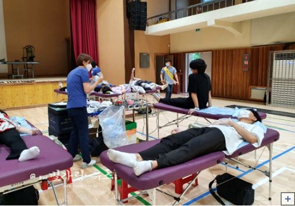 ▲ 헌혈에 동참하고 있는 장흥고 학생들