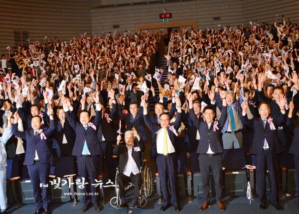 ▲ 지난해에 열린 광복절 행사에서 만세삼창를 외치고 있는 참가자들