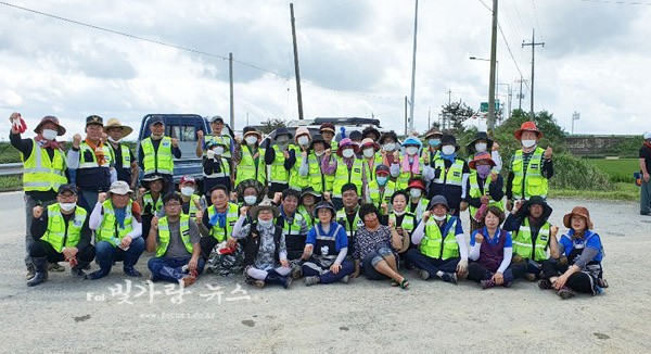 ▲ 수해복구 봉사활동에 참여하고 있는 회원들