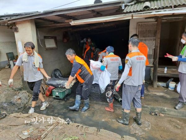 ▲ 수해복구활동을 하고 있는 강진군 봉사원들
